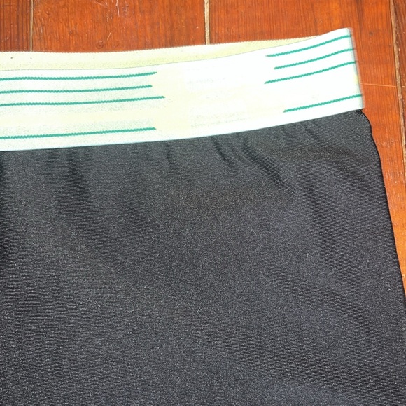 Under Armour Compression Shorts - Picture 2 of 4